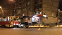 В Саратове легковушка врезалась в трамвай