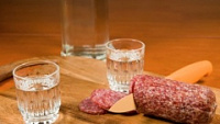 Саратовец украл из магазина водку, колбасу и красную рыбу