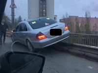 Водитель-новичок застрял в отбойнике моста