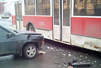 В Саратове легковушка врезалась в троллейбус