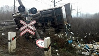 Под Саратовом столкнулись грузовик и поезд
