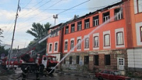 В Саратове тушили пожар в бывшем общежитии