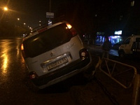 В Саратове иномарку занесло на забор