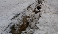  В Саратове устанавливают причины гибели провалившегося в яму ребенка
