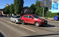Около лицея столкнулись иномарка и ВАЗ