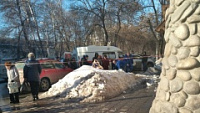 В центре Саратова снежная глыба травмировала женщину
