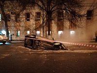 В Саратове автомобиль провалился под землю