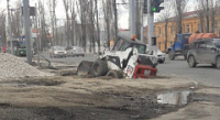 В Саратове асфальтопогрузчик ушел под землю