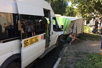В Саратове столкнулись маршрутка и грузовик