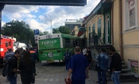   В Саратове рейсовый автобус врезался в дом: восемь пострадавших